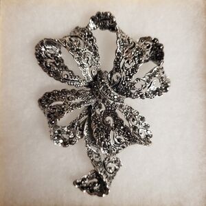 Elegant Silver Bow Brooch NWT